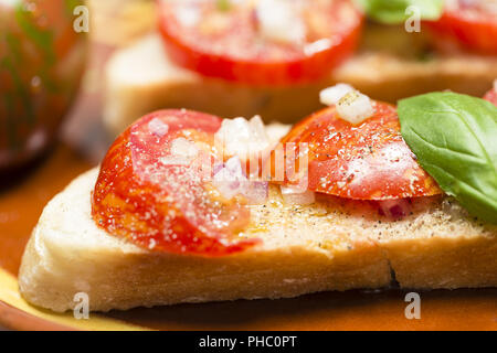 Paese di pane nero con zebra pomodoro e olio di oliva Foto Stock