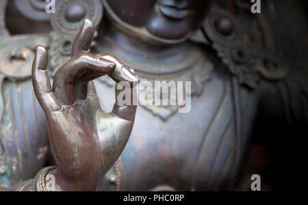 Dettaglio della statua di Buddha con Karana mudra la posizione della mano Foto Stock