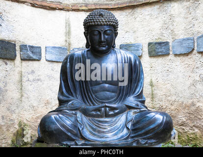 Meditando il giapponese statua del Buddha Foto Stock