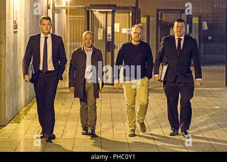 (Da sinistra a destra) Solicitor John Finucane con il suo cliente, Giornalisti investigativi Barry McCaffrey, e Trevor Birney con il suo avvocato Niall Murphy lasciando Musgrave Street a una stazione di polizia a Belfast. Foto Stock