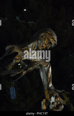 Foto per la statua del milite ignoto in Kohenski Park a Mashhad città nella Repubblica Islamica dell Iran.La sua statua in bronzo design da uno scultore iraniano. Foto Stock