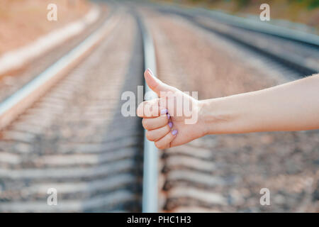 La votazione sulla strada ferrata. Stretta di mano femmina con sollevatore-escursionismo gesto. Foto Stock