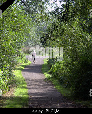 Le persone godono di l'ultimo dell'estate la sunshine accanto al fiume Mersey in Didsbury, Manchester, Regno Unito Foto Stock