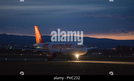 Easyjet A319 visto all'Aeroporto Internazionale di Glasgow, vicino a Paisley, Renfrewshire, Scozia - 8 Settembre 2016 Foto Stock