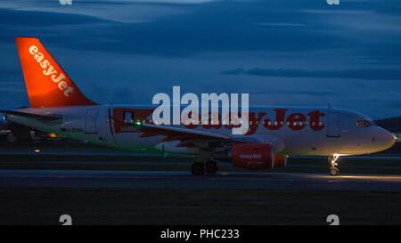 Easyjet A319 visto all'Aeroporto Internazionale di Glasgow, vicino a Paisley, Renfrewshire, Scozia - 8 Settembre 2016 Foto Stock