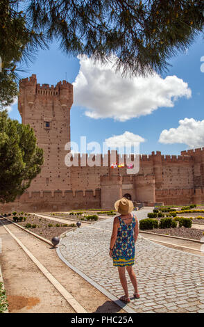 Donna che guarda la visualizzazione del castello medievale di La Mota nella città spagnola di Medina de Campo in provincia di Valladolid Castiglia y Leon Spagna Foto Stock