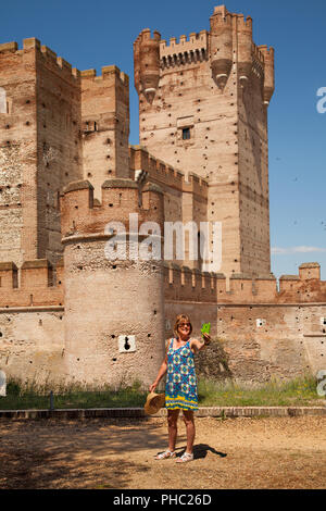 Donna prendendo selfie dal castello medievale di La Mota nella città spagnola di Medina de Campo in provincia di Valladolid Castiglia y Leon Spagna Foto Stock