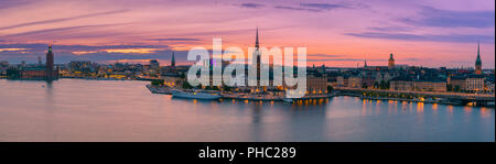 La città di Stoccolma, capitol di Svezia, come si vede dal punto di vista Monteliusvagen al crepuscolo su una sera d'estate. Foto Stock