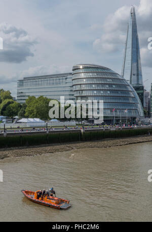 RNLI royal national scialuppa di salvataggio costiera istituzione scialuppa di salvataggio sul fiume Tamigi con il Coccio e municipio di distanza. Foto Stock