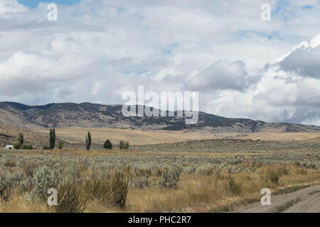 Soffici nuvole passare sopra le colline della Owyhee Canyonlands. Foto Stock