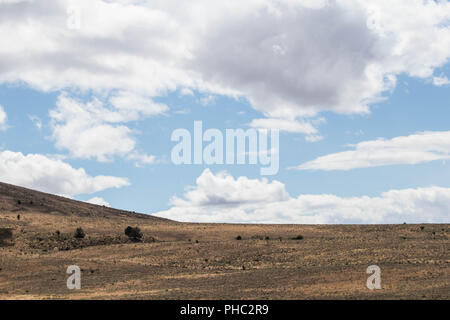 Soffici nuvole passare sopra le colline della Owyhee Canyonlands. Foto Stock