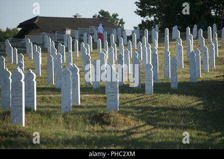 Il cimitero di onorario per i musulmani uccisi durante la guerra in Bosnia Foto Stock