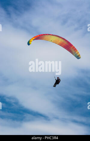 Parapendio vola nel cielo di estate blu Foto Stock