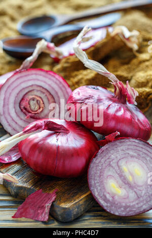 Dolce cipolle rosse su una tavola di legno. Foto Stock