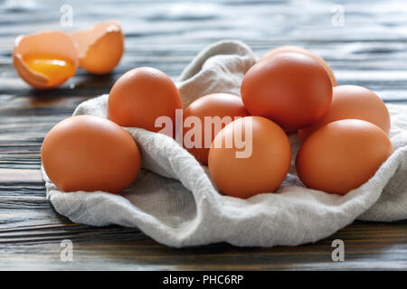 Marrone uova di pollo su un asciugamano di lino. Foto Stock