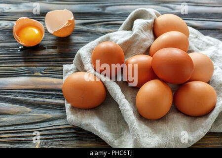 Pollo fresco Uova marrone su un asciugamano di lino. Foto Stock