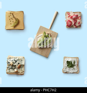 Diversi panini su uno sfondo blu Foto Stock