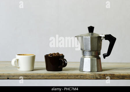 Due tazze di caffè e fagioli e caffettiera a filtro Foto Stock