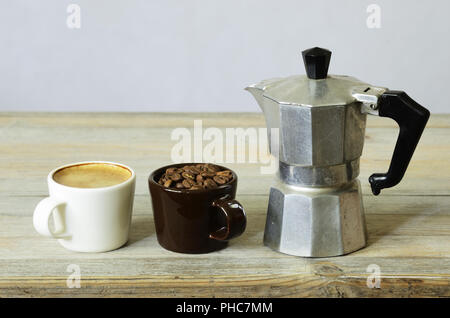 Due tazze di caffè e fagioli e caffettiera a filtro Foto Stock