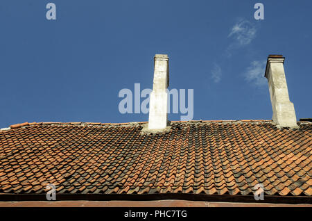 Il vecchio tetto di tegole sul cielo blu Foto Stock