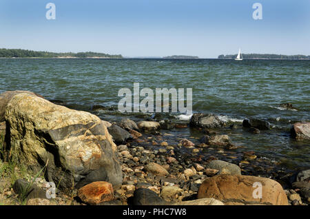 Finlandia, Mar Baltico, barca a vela all'orizzonte Foto Stock