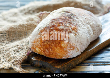 In casa italiana il pane di pasta acida. Foto Stock