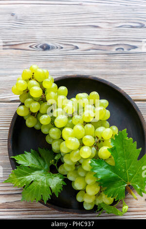 Succosa di uva bianca in una ciotola di legno. Foto Stock