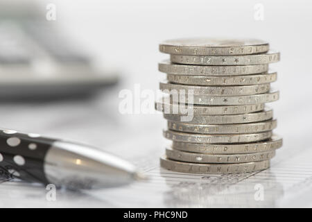 Impilati monete in euro con dati e grafico del mercato dei cambi Foto Stock