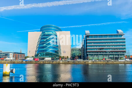Dublino, Irlanda, marzo 2018, il Centro Congressi dal fiume Liffey Foto Stock