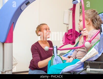 Un bambino disabile essendo curata da una speciale ha bisogno di accompagnatore Foto Stock