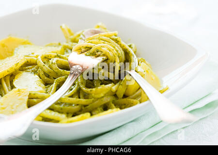 Primo piano di linguine con pesto genovese e patate Foto Stock