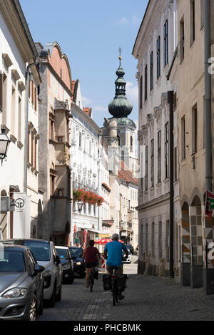 I ciclisti in sella lungo il Steiner Landstrasse in Stein città vecchia, una popolare destinazione turistica e del patrimonio mondiale Unesco in Austria Inferiore Foto Stock