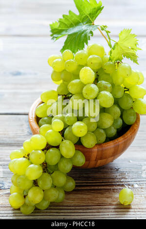 Succosa di uva bianca in una ciotola di legno. Foto Stock