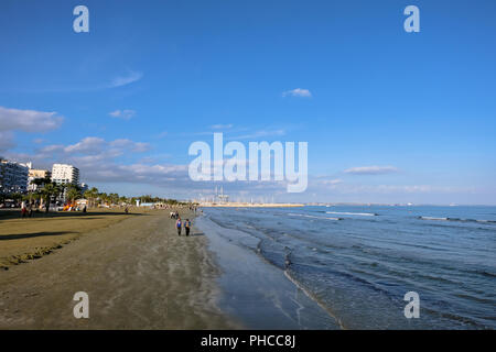 Larnaca, Cipro - 2 Gennaio 2018: persone che passeggiano sulla spiaggia Finikoudes in Larnaca in un giorno caldo e soleggiato. Foto Stock