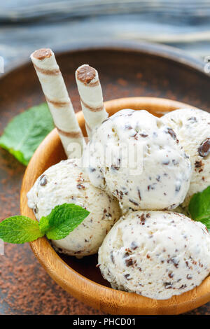 Gelato alla vaniglia con scaglie di cioccolato e foglie di menta. Foto Stock