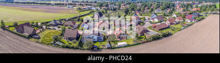 Stiched panorama di un piccolo villaggio vicino a Gifhorn, Germania Foto Stock