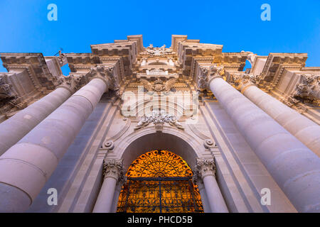 Ingresso della Siracusa barocca cattedrale in Sicilia - Italia Foto Stock