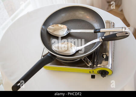 Una stufa a gas portatile sul tavolo Foto Stock