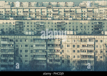 Il vecchio pannello tipici edifici appartamento come sfondo o uno sfondo Immagine dai toni Foto Stock