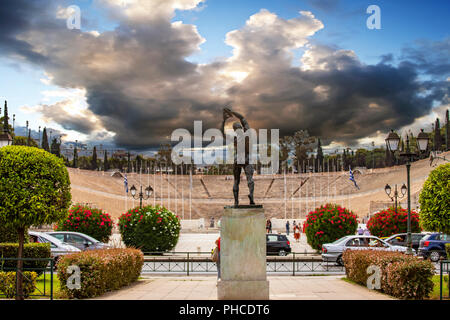 Lancio del disco statua che si trova nella parte anteriore del Panathenaic (Kallimarmaro) Stadio Olimpico 1896 Atene, Grecia Foto Stock