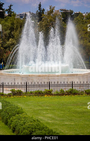 Fontana di acqua al di fuori dell'edificio Zappeion nel Giardino Nazionale di Atene in Grecia Foto Stock