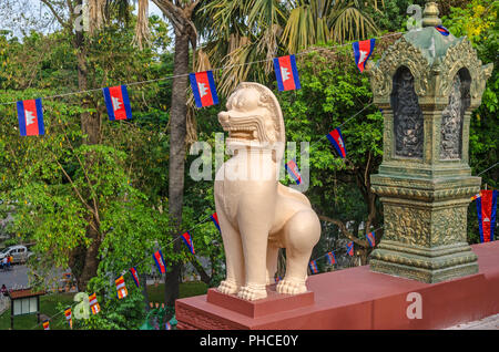 Phnom Penh Cambogia - Aprile 8, 2018: un custode lion statua o leogryph di fronte alle principali stupa di Wat Phnom (Pagoda di montagna) Foto Stock