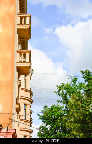 Vista laterale sui centralini Generic urbana della città in stile classico edificio esterno decorativo con semi-circolare di finestra di baia. Città vecchia casa grande con luce gialla una parete Foto Stock