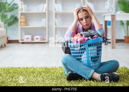 Stanco premuto casalinga facendo servizio lavanderia Foto Stock