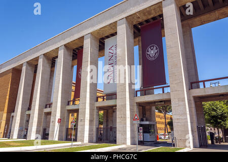 Ingresso principale della Sapienza Università di Roma Foto Stock