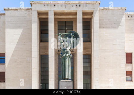 Statua di Minerva in Sapienza Università di Roma Foto Stock