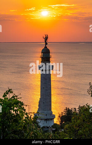 Trieste, 19 agosto 2018. Trieste il Faro della Vittoria faro) al tramonto. La Vittoria Alata (Vittoria alata) statua in bronzo su Foto Stock