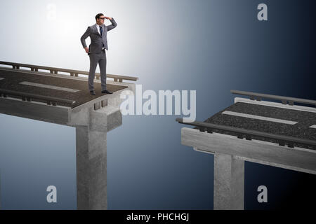 L imprenditore pronto a superare il ponte rotto Foto Stock
