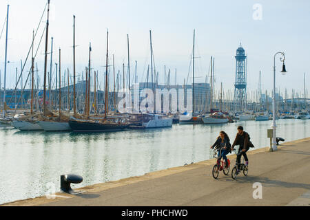 Giovane equitazione biciclette. Barcelona, Spagna Foto Stock