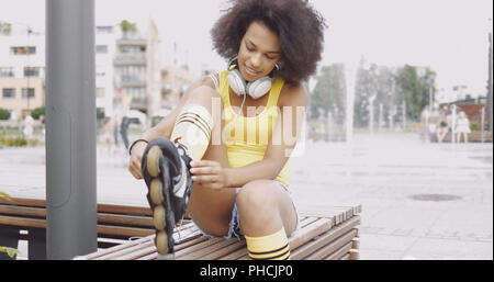 Attività sportive donna che indossa i rulli Foto Stock